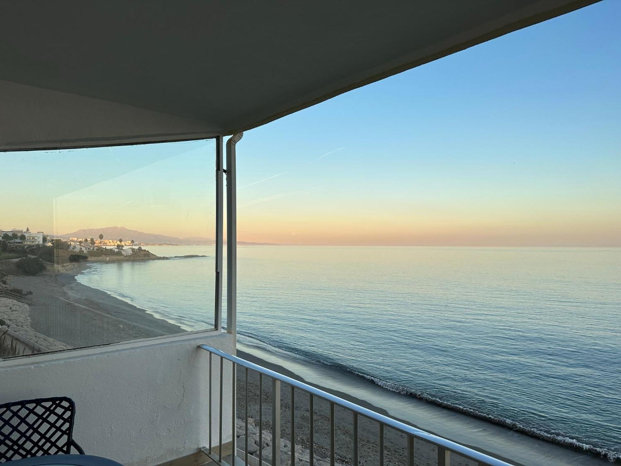 Apartamento Beachfront, Top Floor Corner 2-Bed, Estepona Paseo Exterior foto