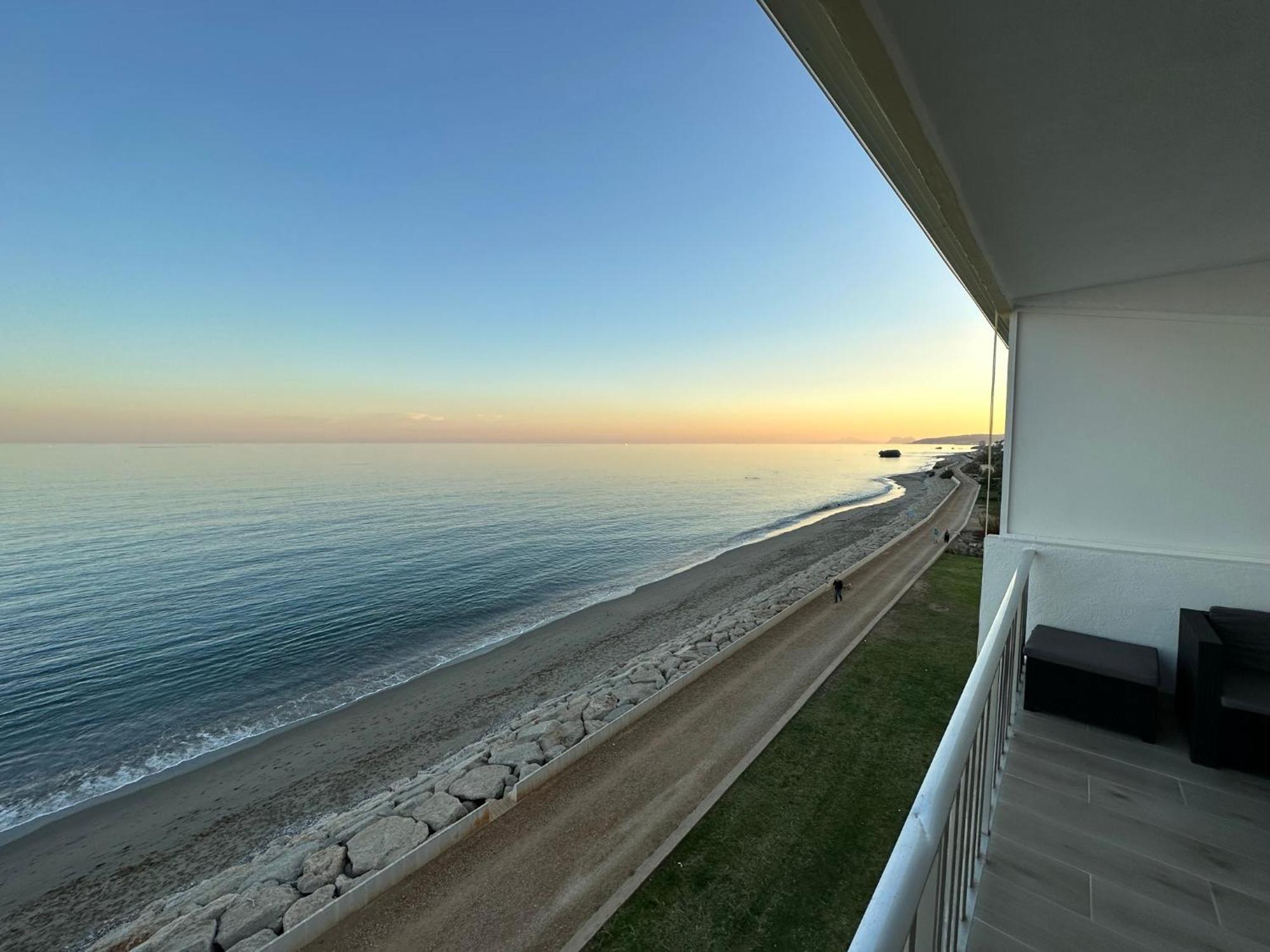 Apartamento Beachfront, Top Floor Corner 2-Bed, Estepona Paseo Exterior foto